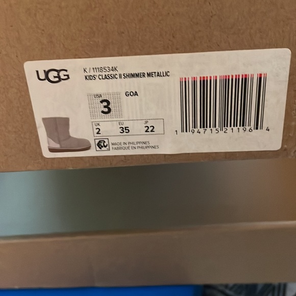 Girls size 3 kids classic shimmer uggs - Picture 9 of 10